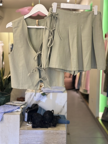 olive-shorts-vest-ribbons.jpg